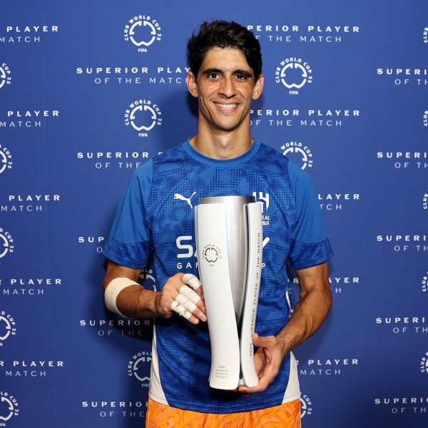 利雅得新月守门员布努当选全场最佳：5次成功抢救  力保古代足球    门  不失