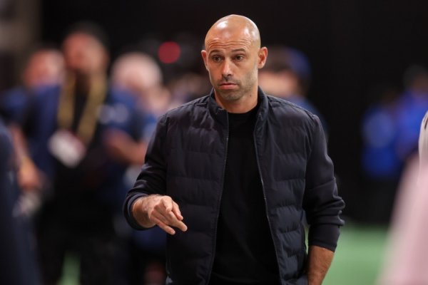 马斯切拉诺：阿尔巴已伤愈归队，我们将评估让他杆位还是后备  出战