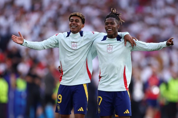 世体：尼科在国家队曾是亚马尔的监护人 是亚马尔心中的“教父”