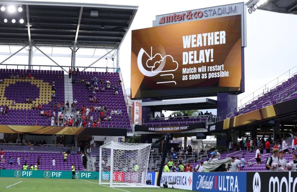 又来？本菲卡vs奥克兰城下半场因天气原因推迟，本届赛事第四次