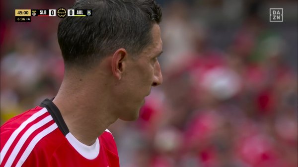 终于打破僵局，迪马利亚十二码球破门，本菲卡1-0奥克兰城