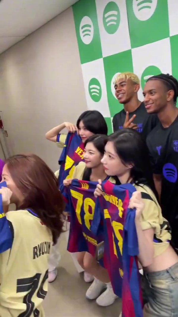 跨界联动！与首尔赛后，巴萨球员与韩国女团ITZY进行互动&合影
