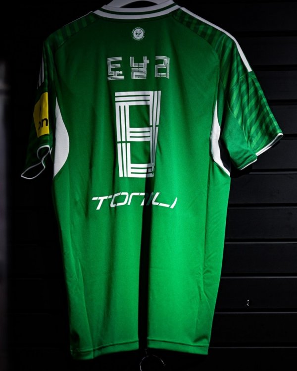 纽卡新赛季客场应战    运动活动    服  今晚赛前热身  赛首次亮相，带有韩文印字