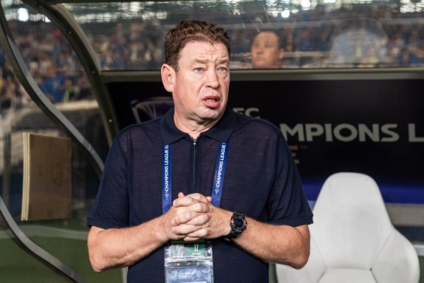 记者谈申花杆位：斯卢茨基终于又改回了熟悉的中场球员站位