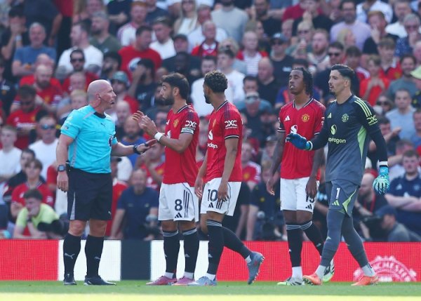 曼联vs枪手争议判决  ：卡拉破门 姆贝莫肘击&库尼亚危险区域  倒地无判决