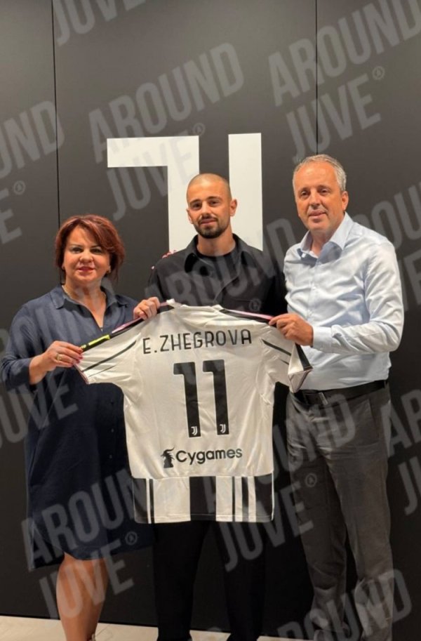 尤文新援26岁翼锋哲格罗瓦签约照流出，手持11号运动活动    服