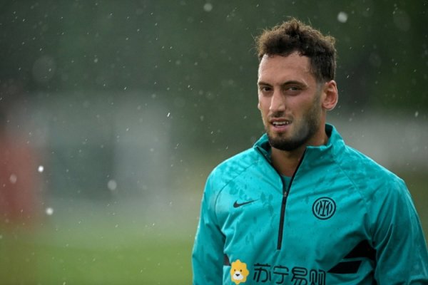 记者：恰尔汗奥卢和加拉塔萨雷达协议，但国米仍未批准离队