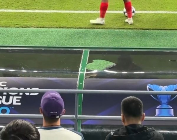 塞蒂恩血染赛场！？恩加德乌解围砸穿后备  席顶棚，塞蒂恩被误伤