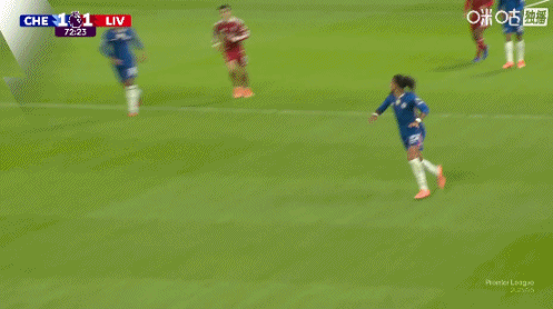 伊萨克危险区域  内倒地，裁判    示意没有违例