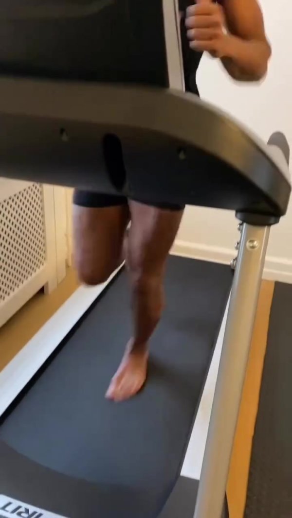 埃弗拉谈社媒视频只穿一只鞋子：致敬我的英雄母亲，她左腿截肢了