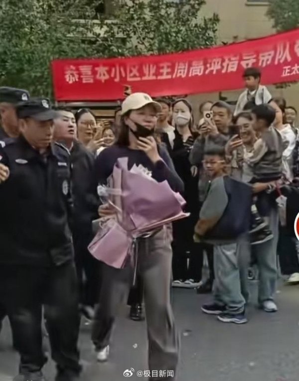 载誉而归！泰州队女指导教练员周高萍回家被所住小区拉横幅迎接