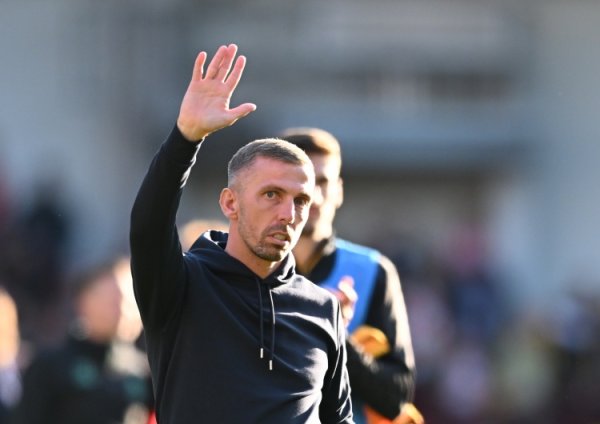 记者：奥尼尔是狼队主指导教练员的主要候选之一，他处于领跑  地位