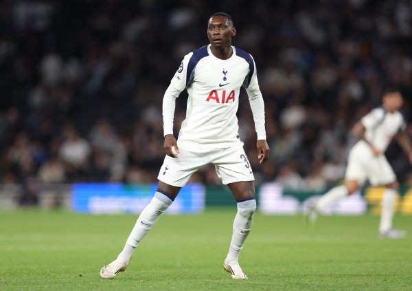 记者：穆阿尼对阵曼联时下巴负伤  ，但伤情目前并不值得担忧