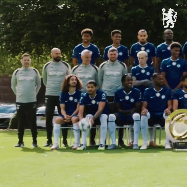 切尔西官推晒全家福拍摄花絮：指导教练员玩库库雷利亚头发