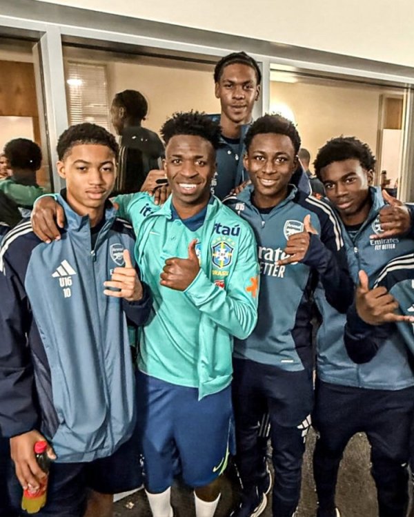 维尼修斯随巴西队在阿森纳基地练习  ，与枪手青训小将合影