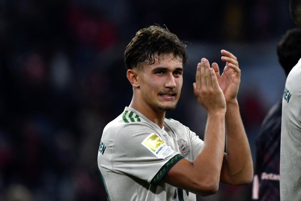 比朔夫：独中三元后我让队友在皮球上签名，这是从凯恩那里学到的